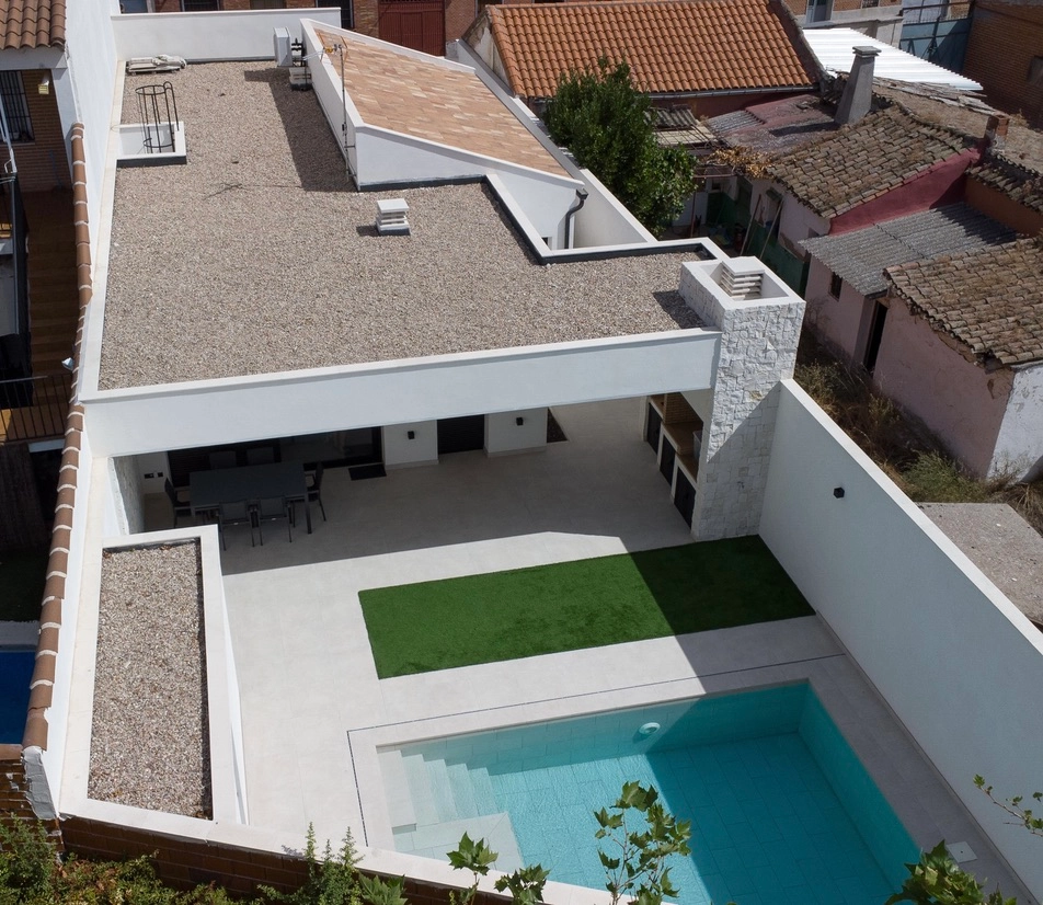 Vivienda con Patio Interior y Piscina